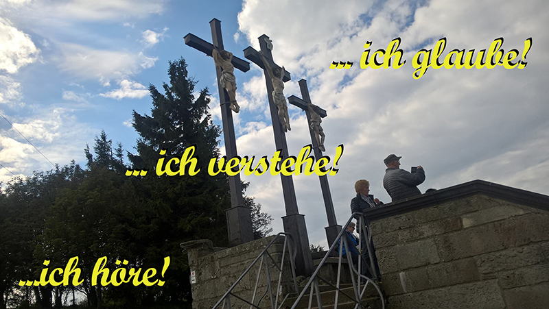 Vor einer Kreuzesdarstellung Jesu steht: ... ich höre, ich verstehe, ich glaube!