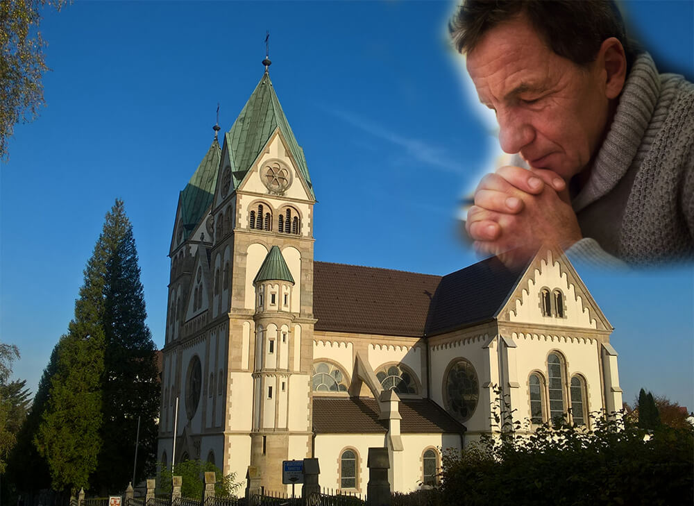 Über einen Kloster schwebt ein betender Mann!